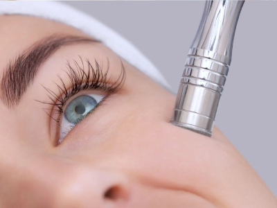 Eye treatment procedure with metallic tool.
